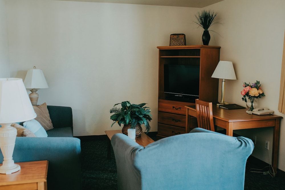 Carson City Plaza Hotel and Event Center Suite, 1 King Bed, Non Smoking, Refrigerator & Microwave 6