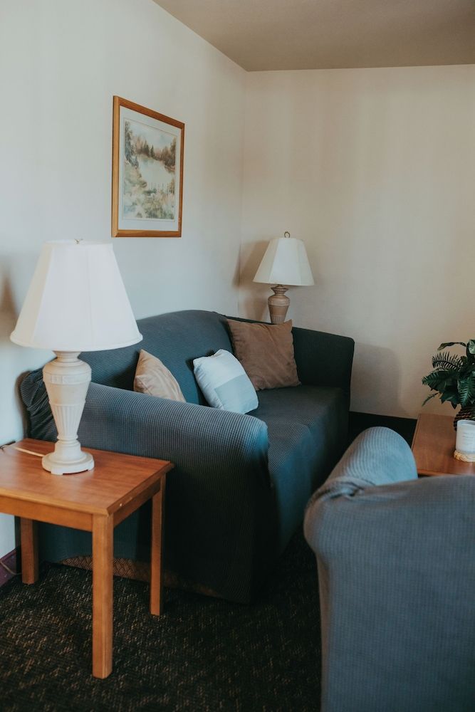 Carson City Plaza Hotel and Event Center Suite, 1 King Bed, Non Smoking, Refrigerator & Microwave 10