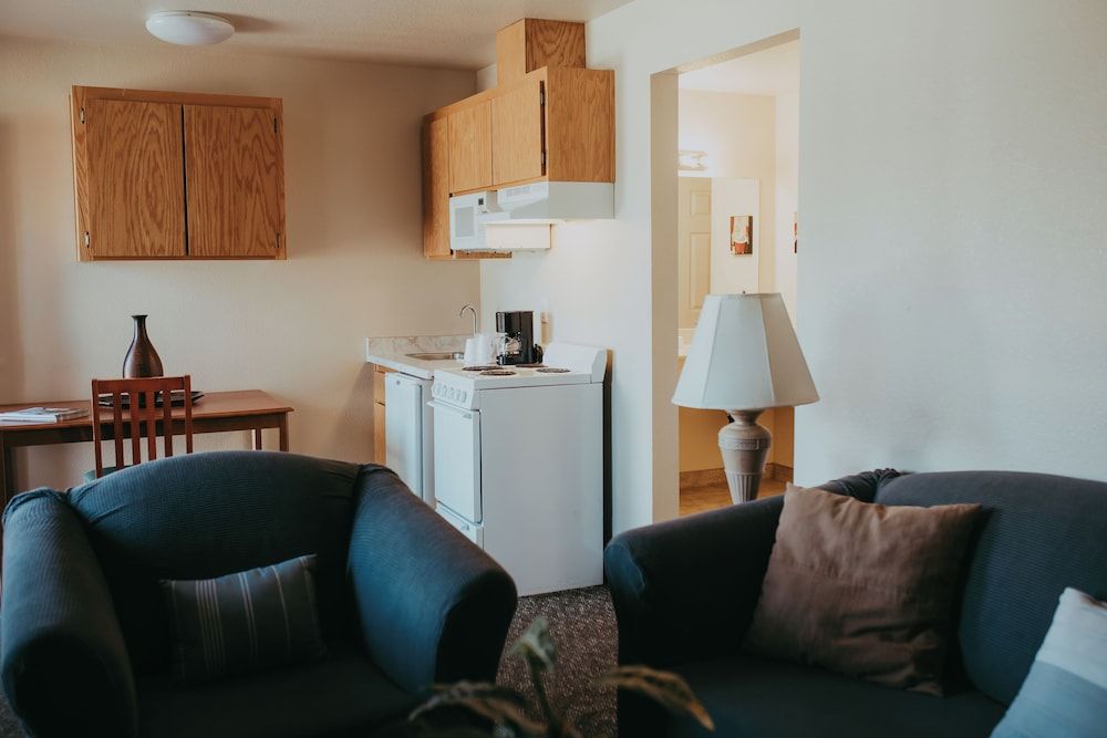 Carson City Plaza Hotel and Event Center Suite, 1 King Bed, Non Smoking, Refrigerator & Microwave 5