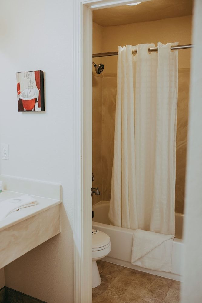 Carson City Plaza Hotel and Event Center Suite, 1 King Bed, Non Smoking, Refrigerator & Microwave 3