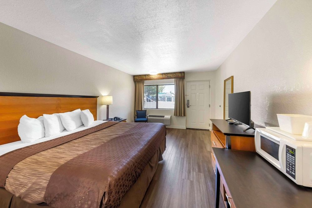 One Queen Bed Non Smoking Accessible Room