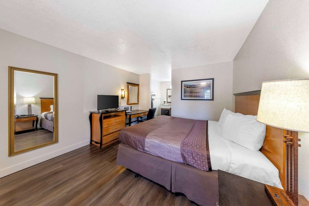 One Queen Bed Non Smoking Accessible Room