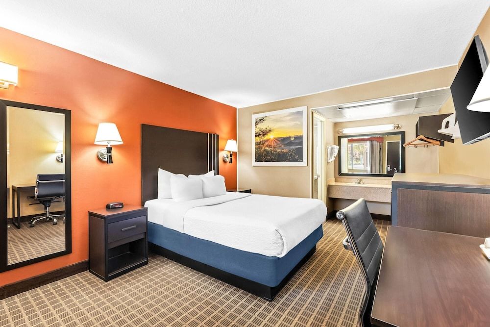 Standard Room, 1 Queen Bed, Refrigerator & Microwave
