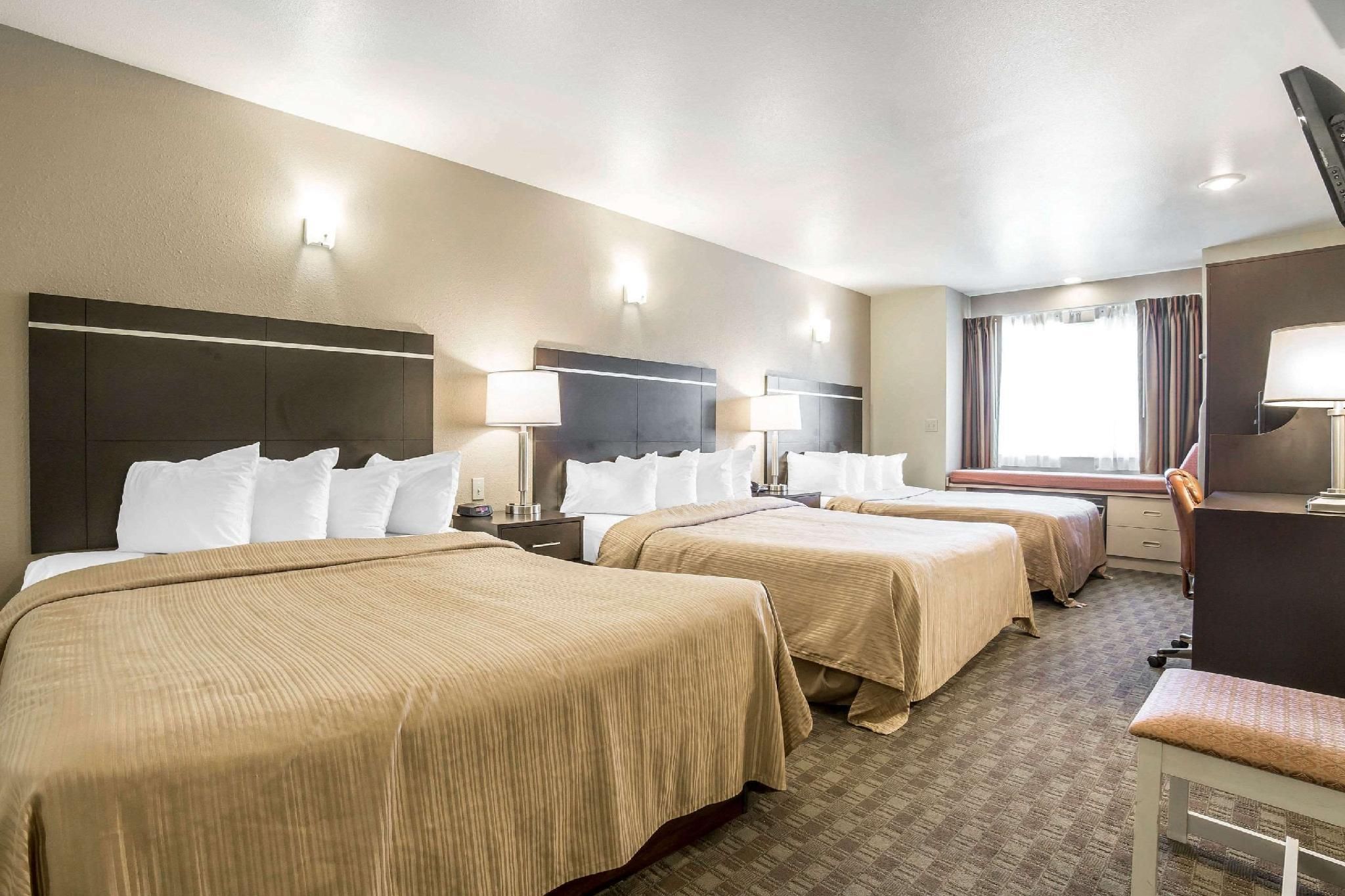 2 Queen Beds, 1 Double Bed, No Smoking