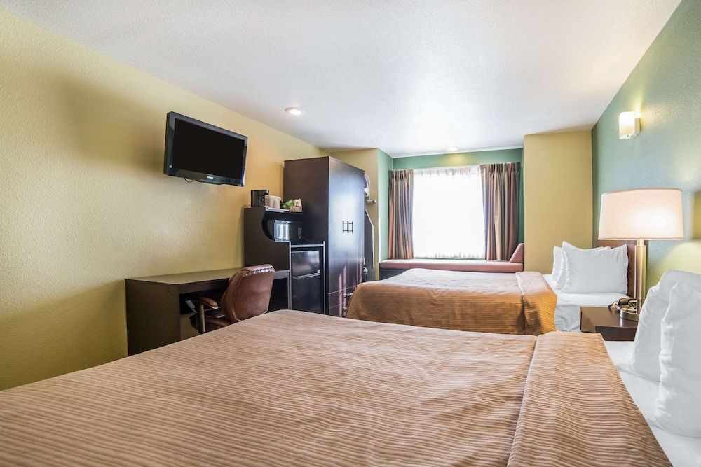Quality Inn & Suites Elko Standard Room, 2 Queen Beds, Non Smoking 5