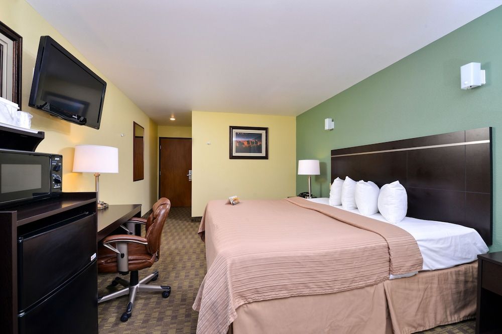 Quality Inn & Suites Elko Standard Room, 1 Queen Bed, Non Smoking 4