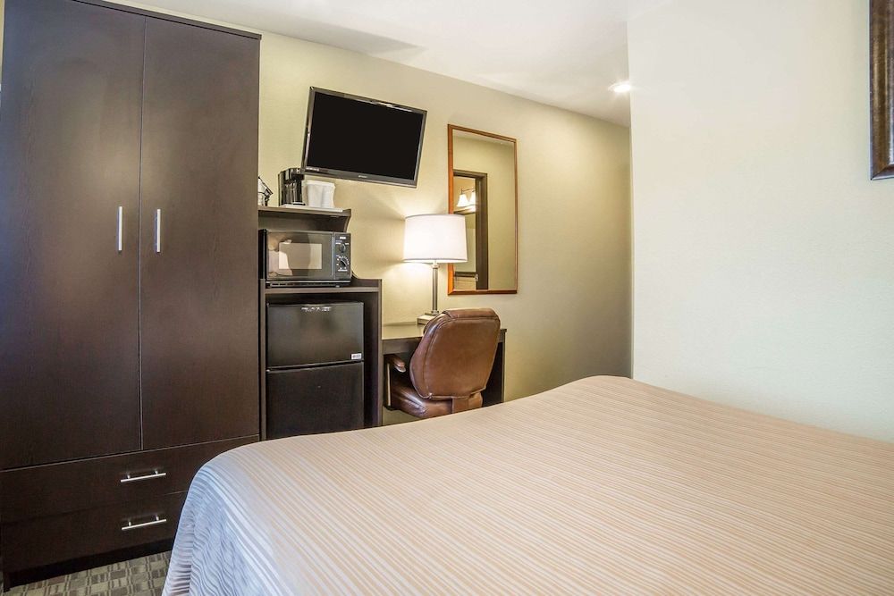 Quality Inn & Suites Elko Standard Room, 1 Queen Bed, Non Smoking 6