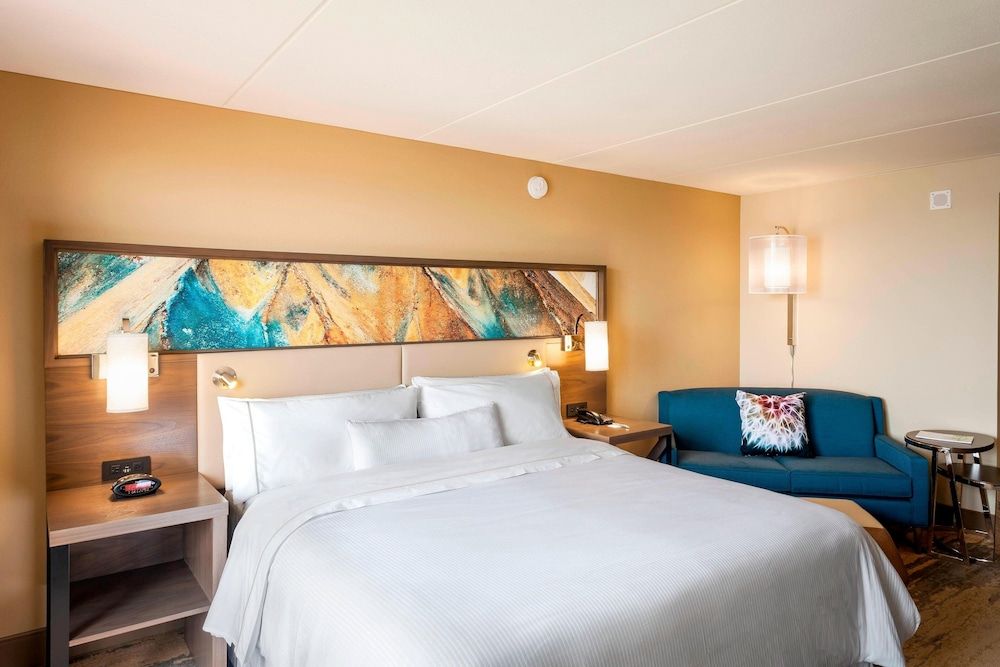 Room, 1 King Bed, Pool View