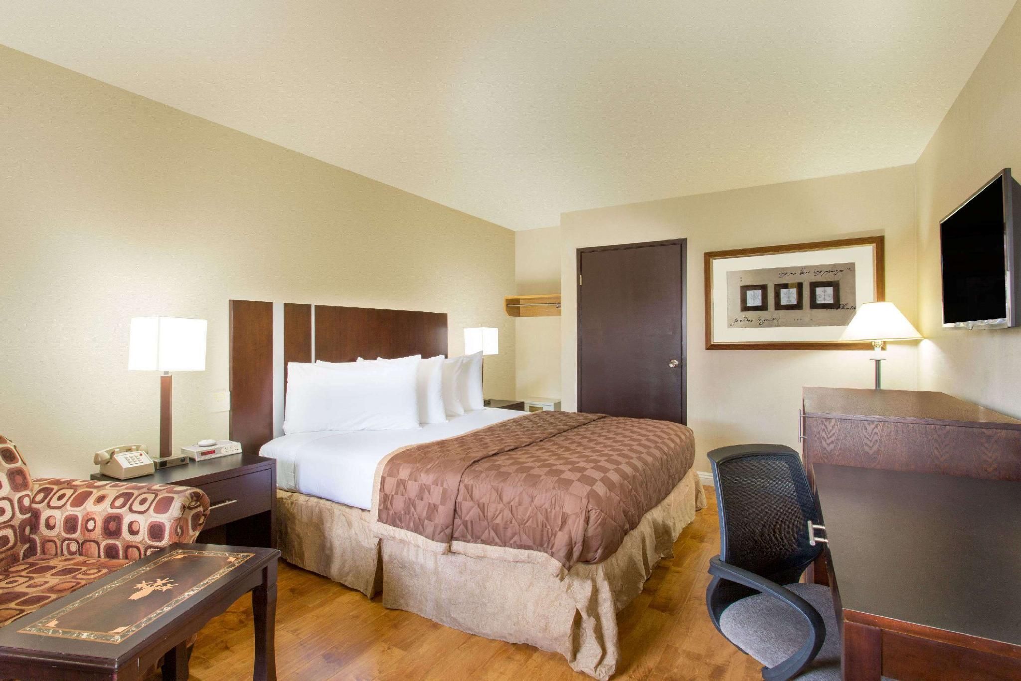 1 King Bed, Mobility Accessible Room, Roll-In Shower, Non-Smoking