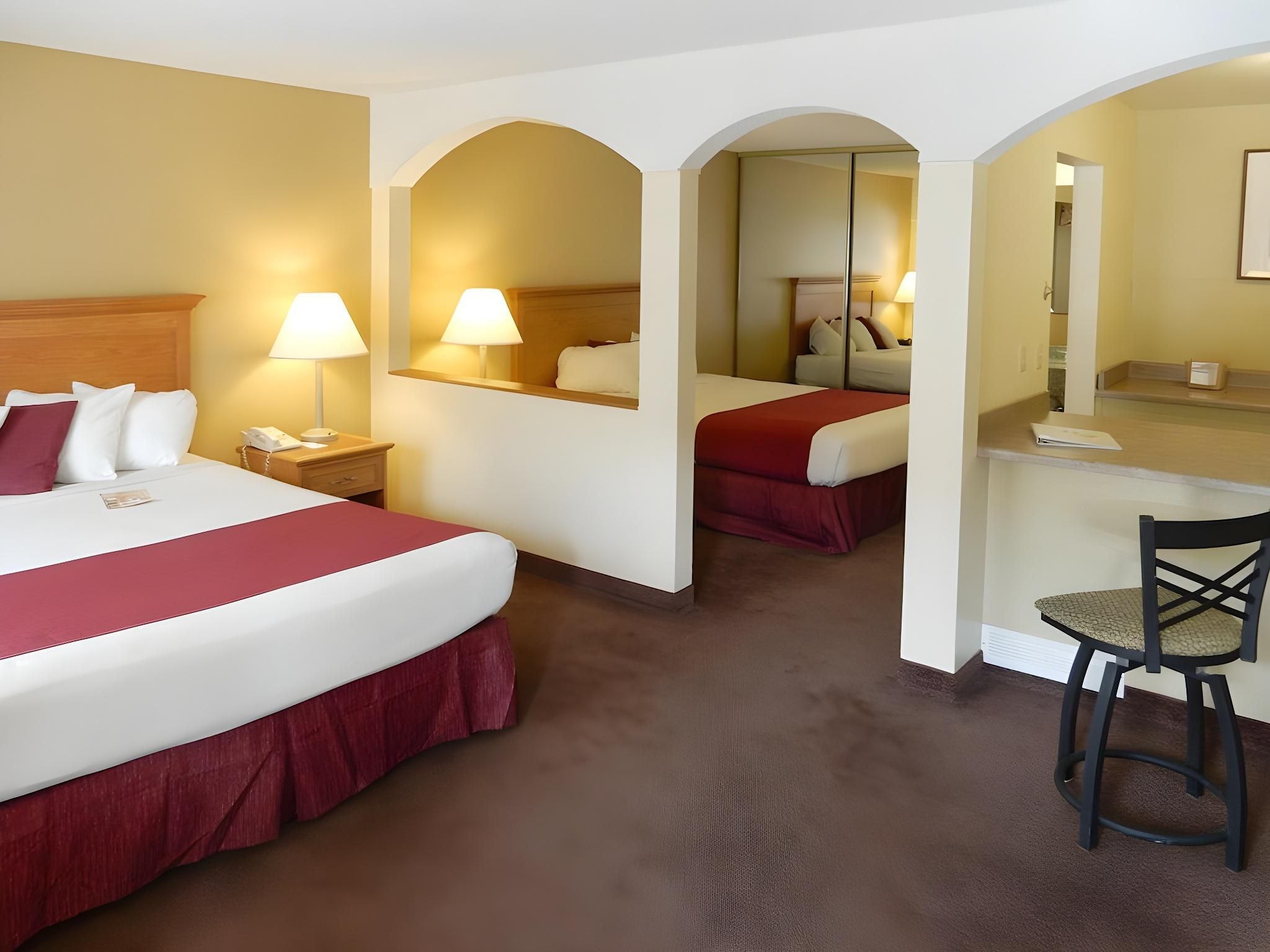 2 Queen Beds Pool View Non-Smoking