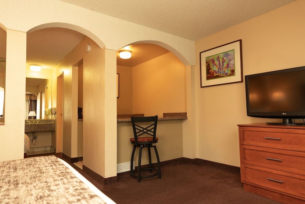 Mardi Gras Hotel & Casino Standard Room, 2 Queen Beds, Smoking 6