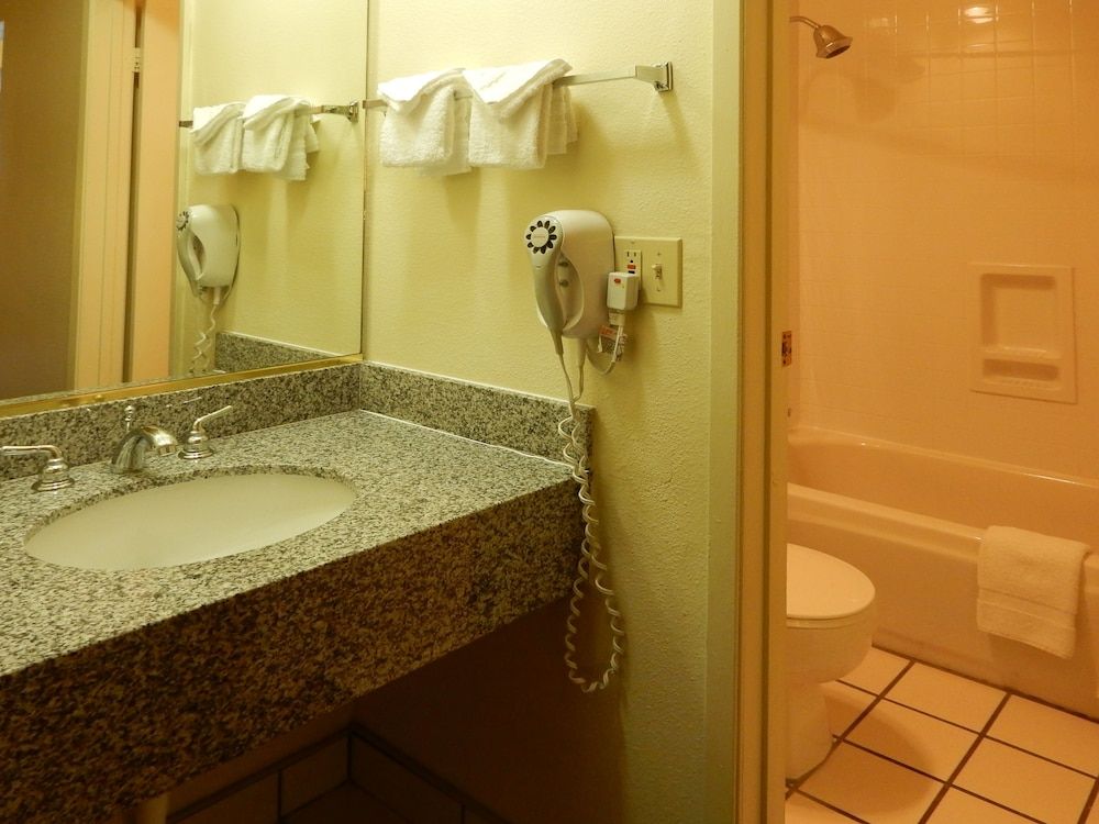 Mardi Gras Hotel & Casino Standard Room, 2 Queen Beds, Non Smoking 6