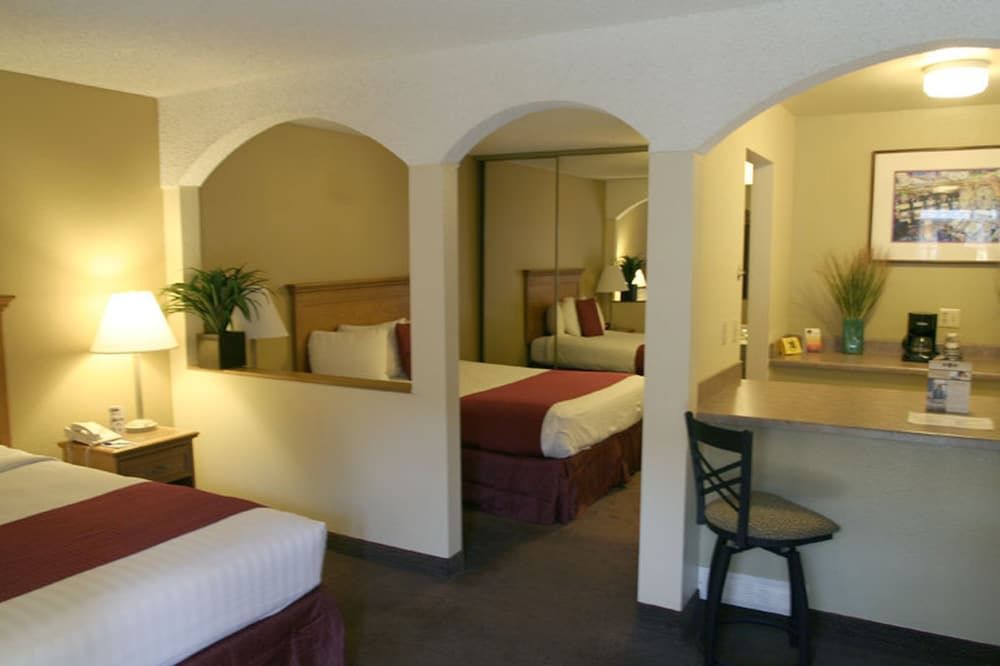 Mardi Gras Hotel & Casino Standard Room, 2 Queen Beds, Non Smoking 4