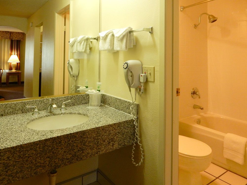 Mardi Gras Hotel & Casino Standard Room, 2 Queen Beds, Non Smoking 5