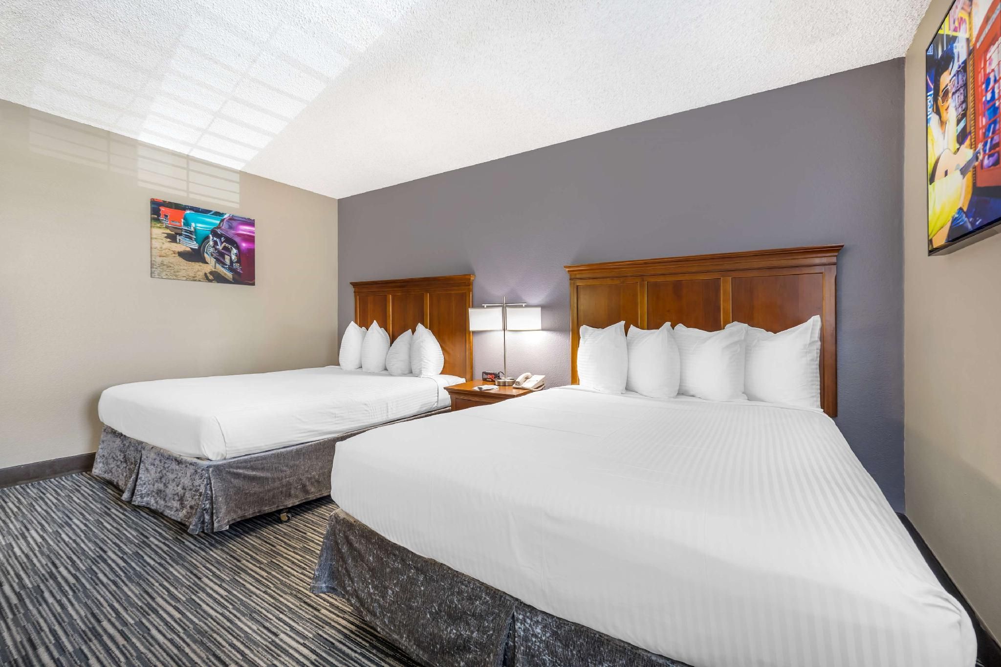 Accessibility - 2 Queens, Roll-in Shower, Nonsmoking