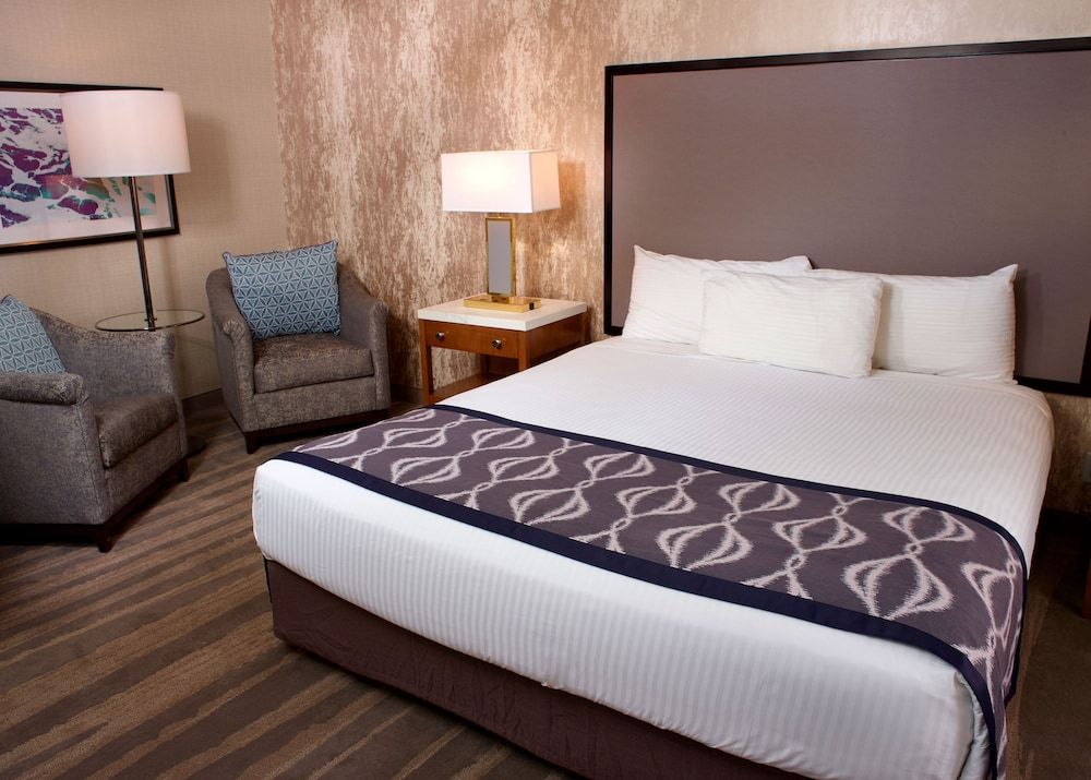 California Hotel and Casino Deluxe Room, 1 King Bed, Accessible Bathtub