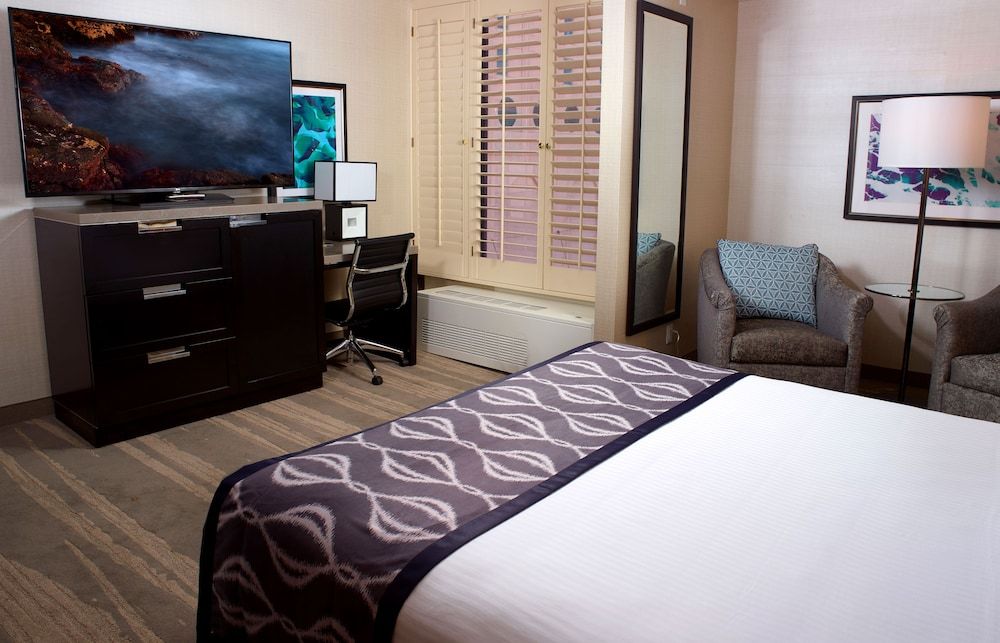 California Hotel and Casino Deluxe Room, 1 King Bed, Accessible Bathtub 2