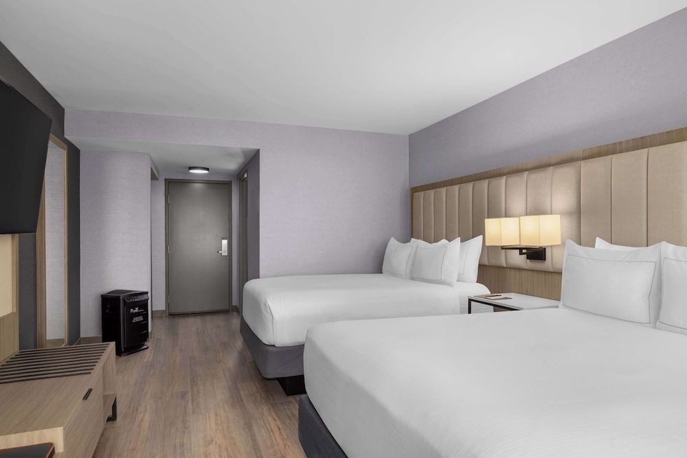 Room, 2 Queen Beds, Non Smoking (Roll-In Shower)