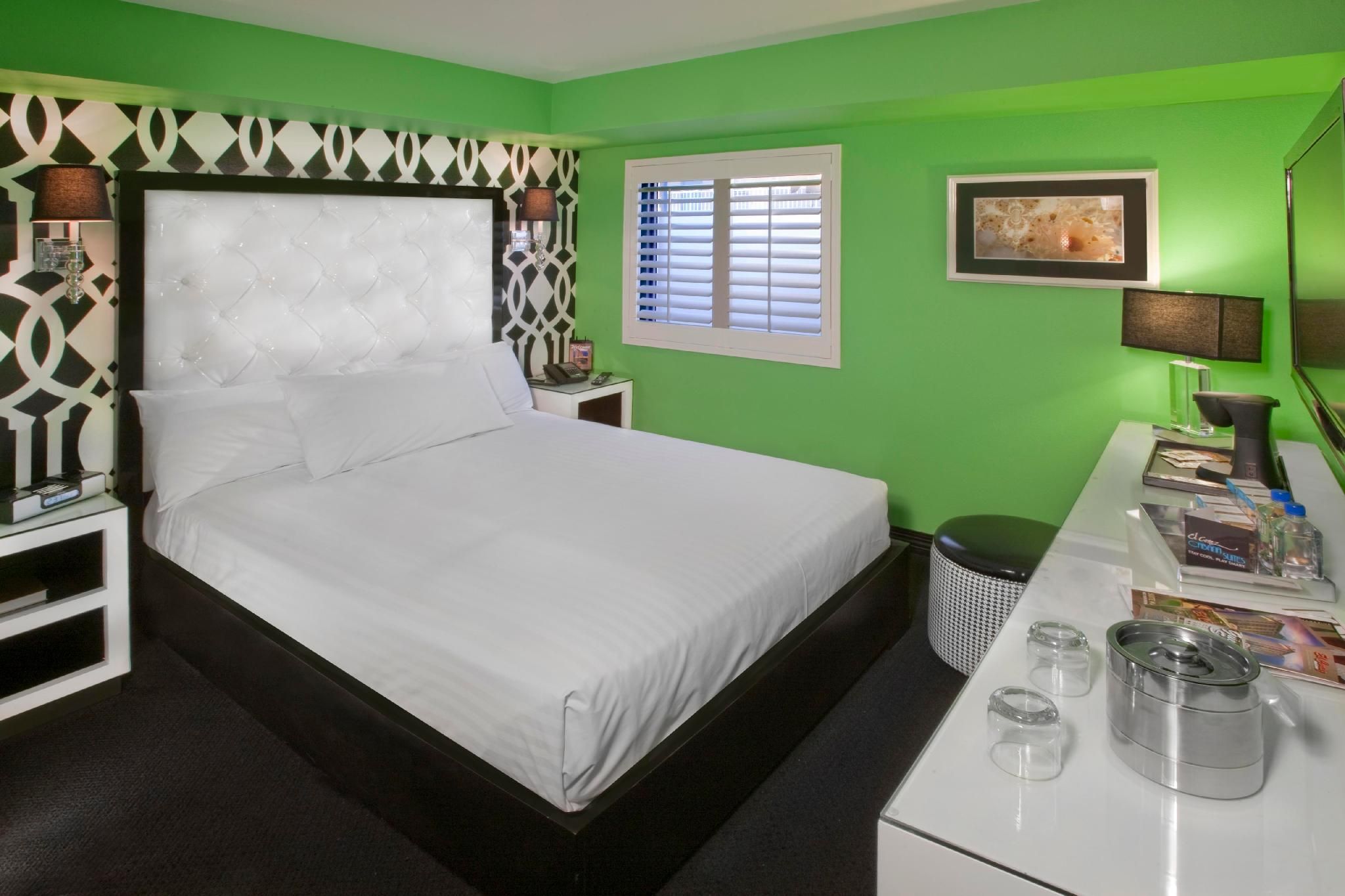 El Cortez Hotel and Casino - 21 and Over Cabana Petite Room