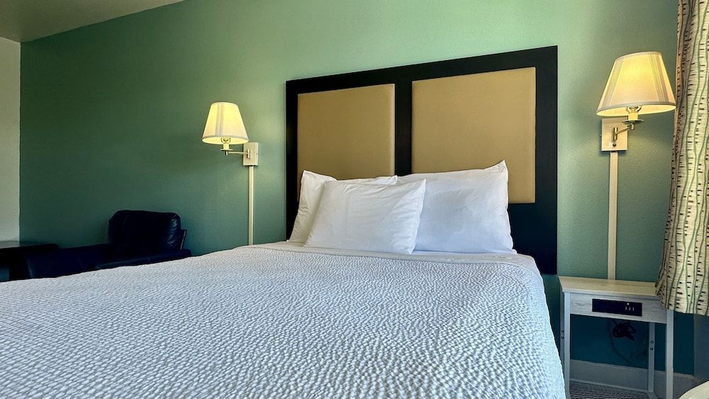 MainStay Suites Las Vegas Flamingo Suite, 1 Queen Bed, Non Smoking 2