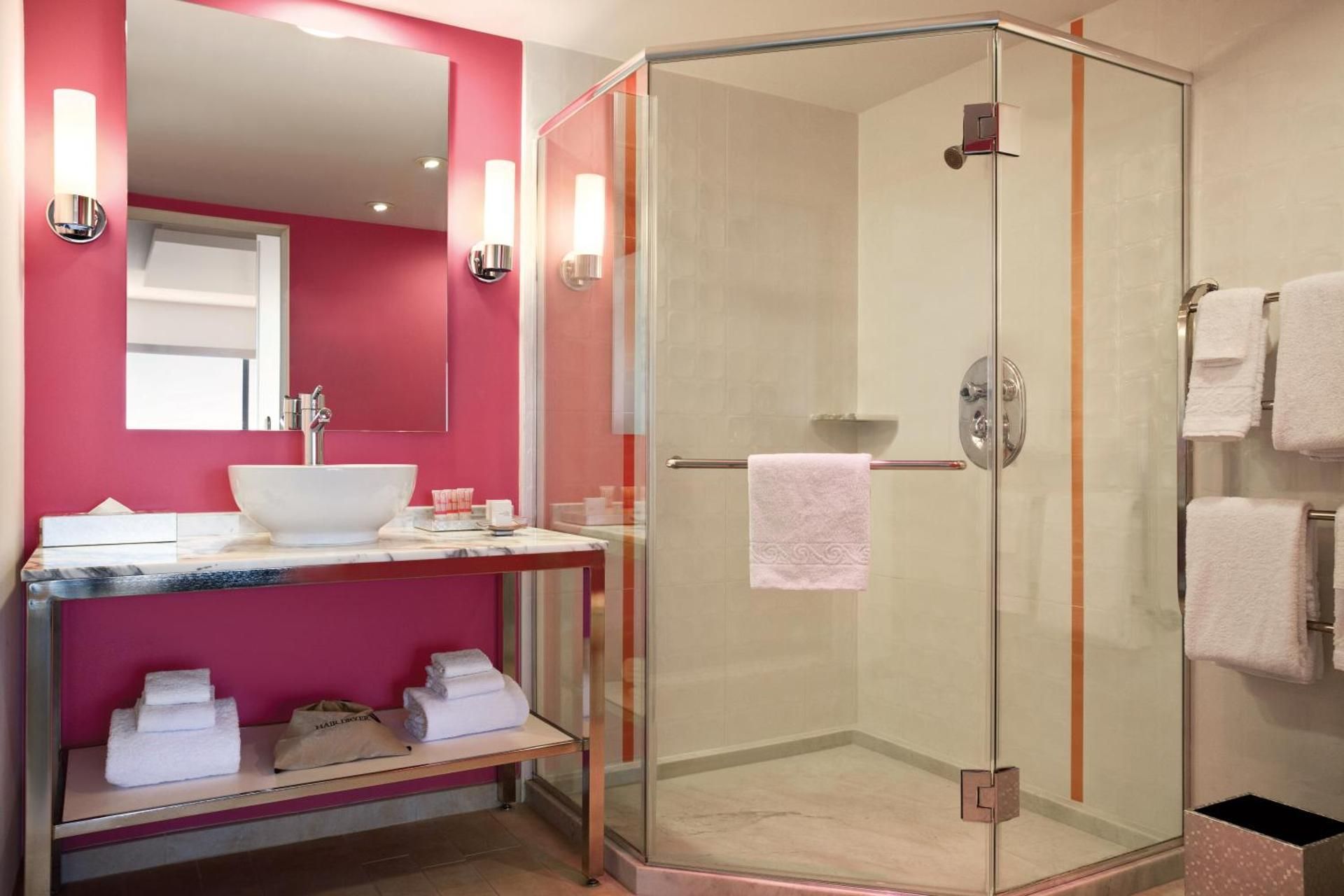 GO Room 2 Queens High Roller View Non-Smoking