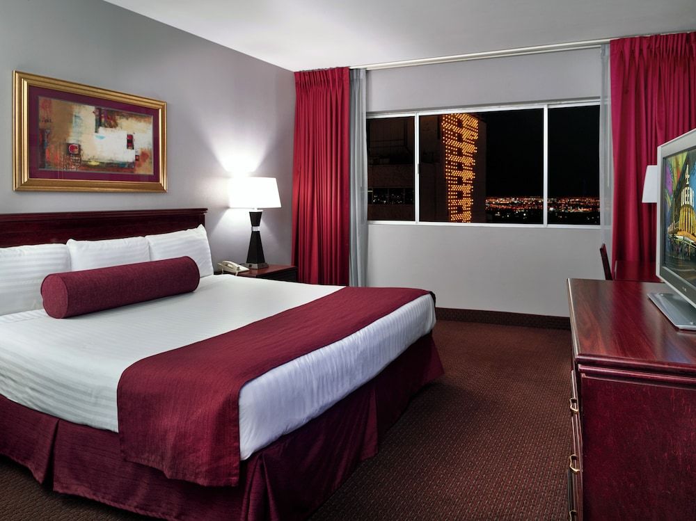 Four Queens Hotel and Casino Run Of House Room (No Resort Fee) 2