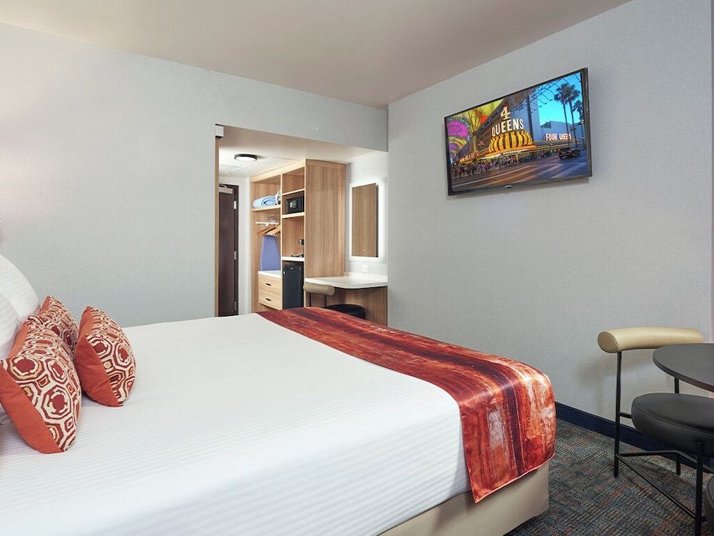 Four Queens Hotel and Casino Run Of House Room (No Resort Fee) 2