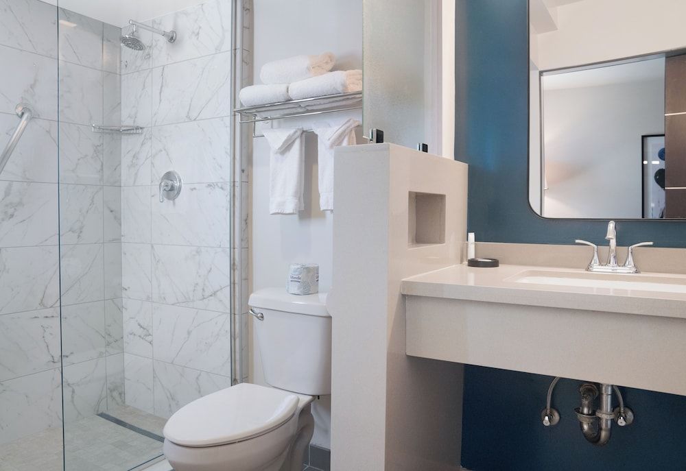 Gold Coast Hotel and Casino Deluxe Room, 1 King Bed, Non Smoking 5