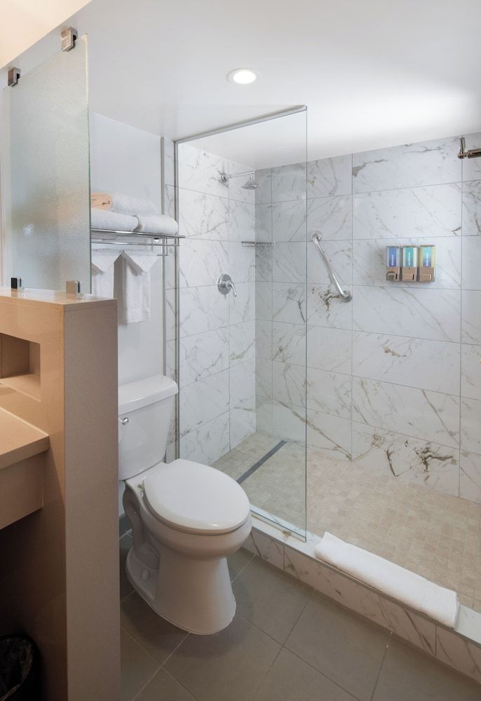 Gold Coast Hotel and Casino Deluxe Room, 1 King Bed, Non Smoking 7