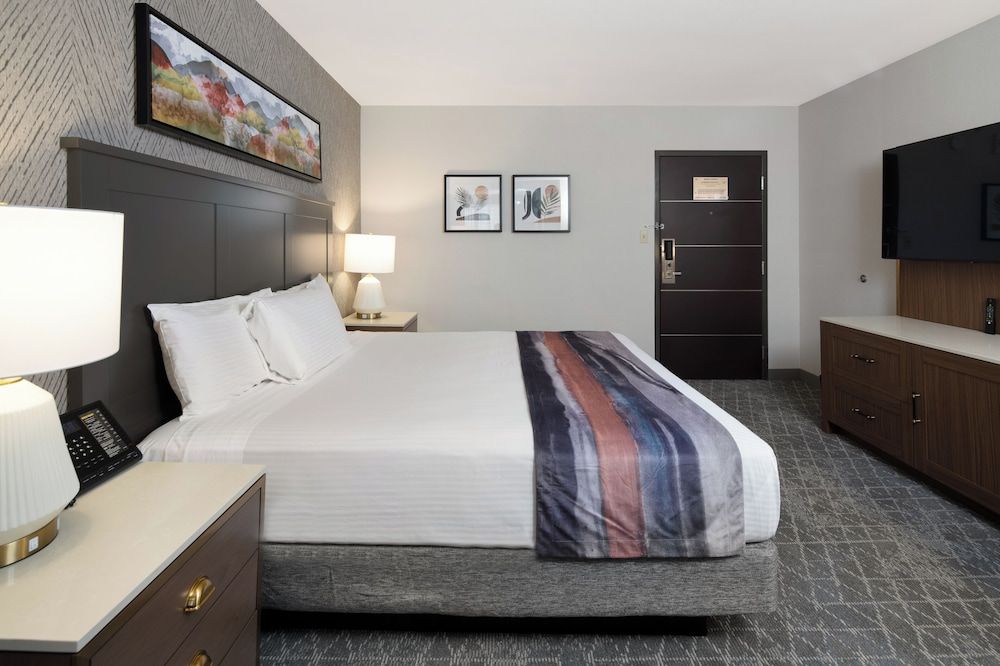 Gold Coast Hotel and Casino Deluxe Room, 1 King Bed, Non Smoking 3