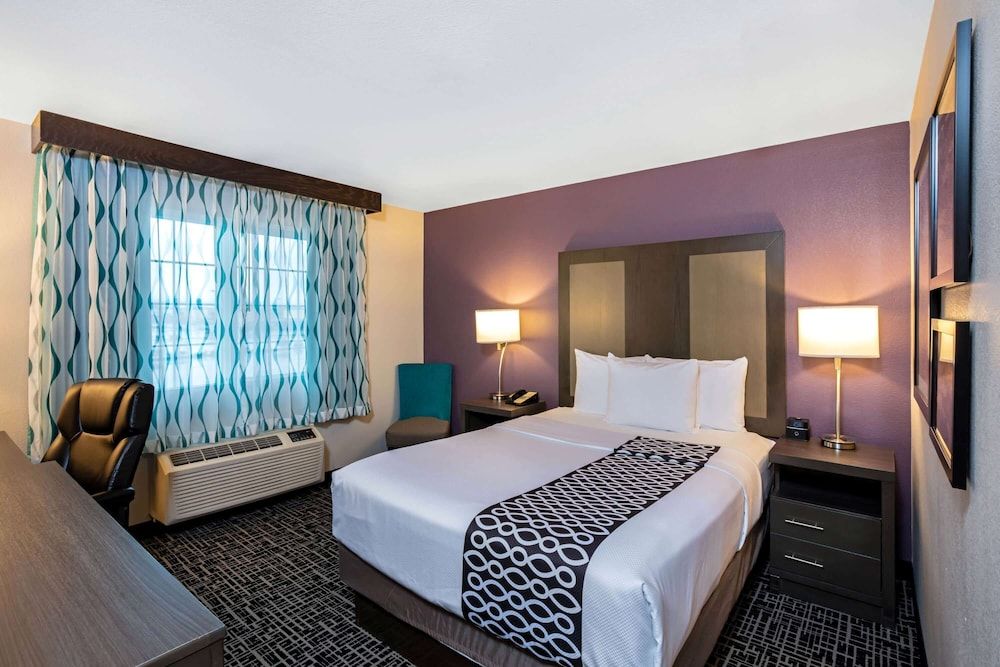undefined La Quinta Inn & Suites by Wyndham Las Vegas Nellis 4
