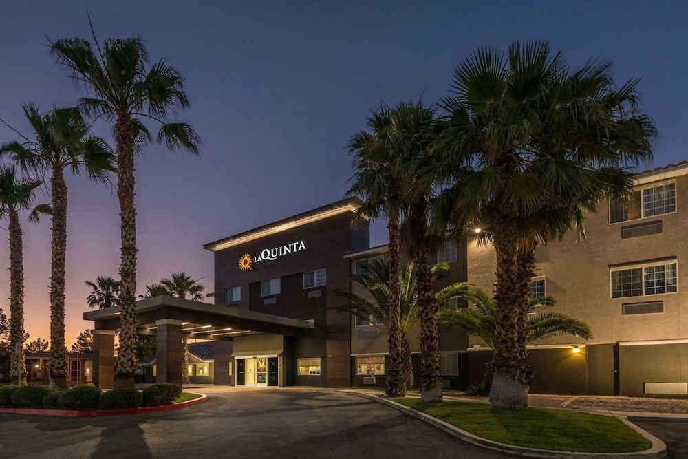 undefined La Quinta Inn & Suites by Wyndham Las Vegas Nellis 9
