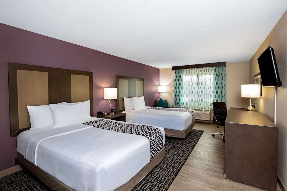 undefined La Quinta Inn & Suites by Wyndham Las Vegas Nellis 3