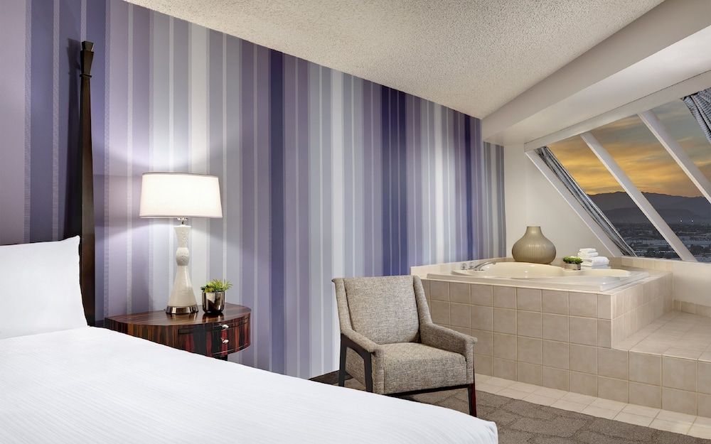 undefined Luxor Hotel and Casino 9