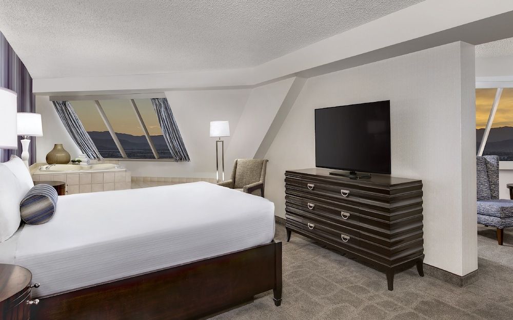 undefined Luxor Hotel and Casino 4