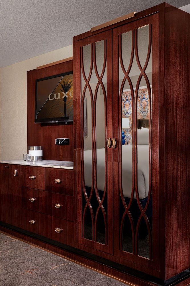 Luxor Hotel and Casino Pyramid Premier King Room 4