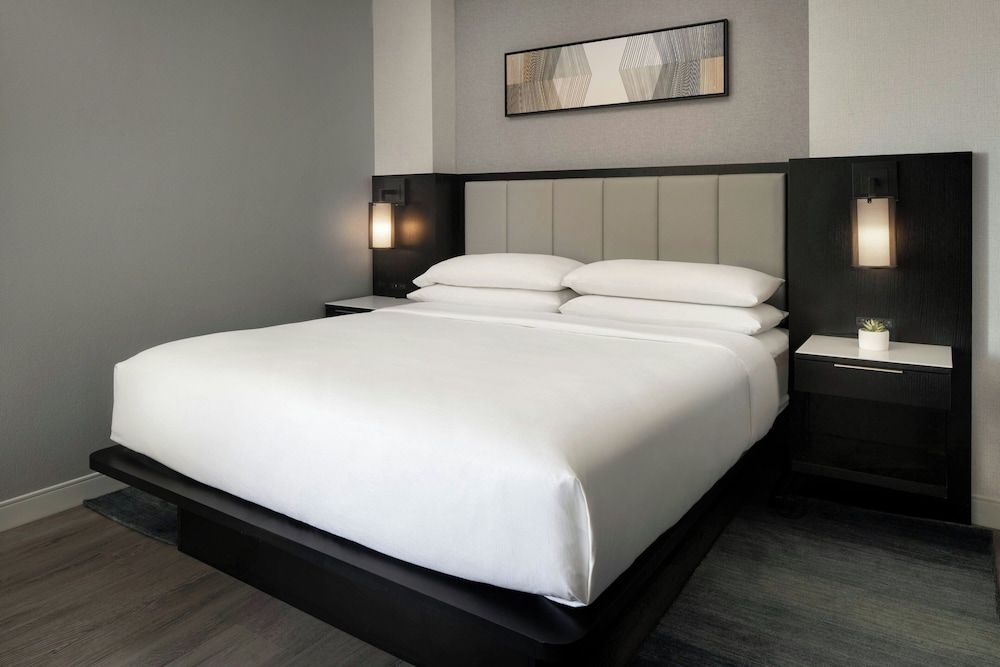 Las Vegas Marriott Suite, 1 King Bed with Sofa bed 3