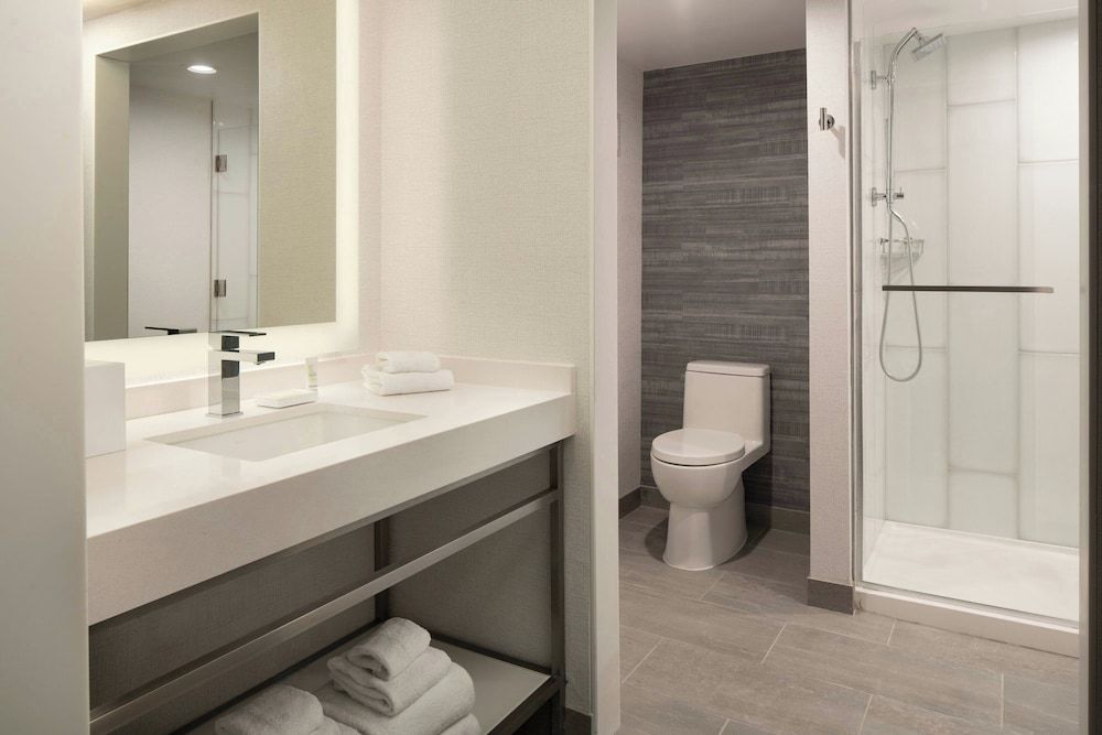 Las Vegas Marriott Suite, 1 King Bed with Sofa bed 6