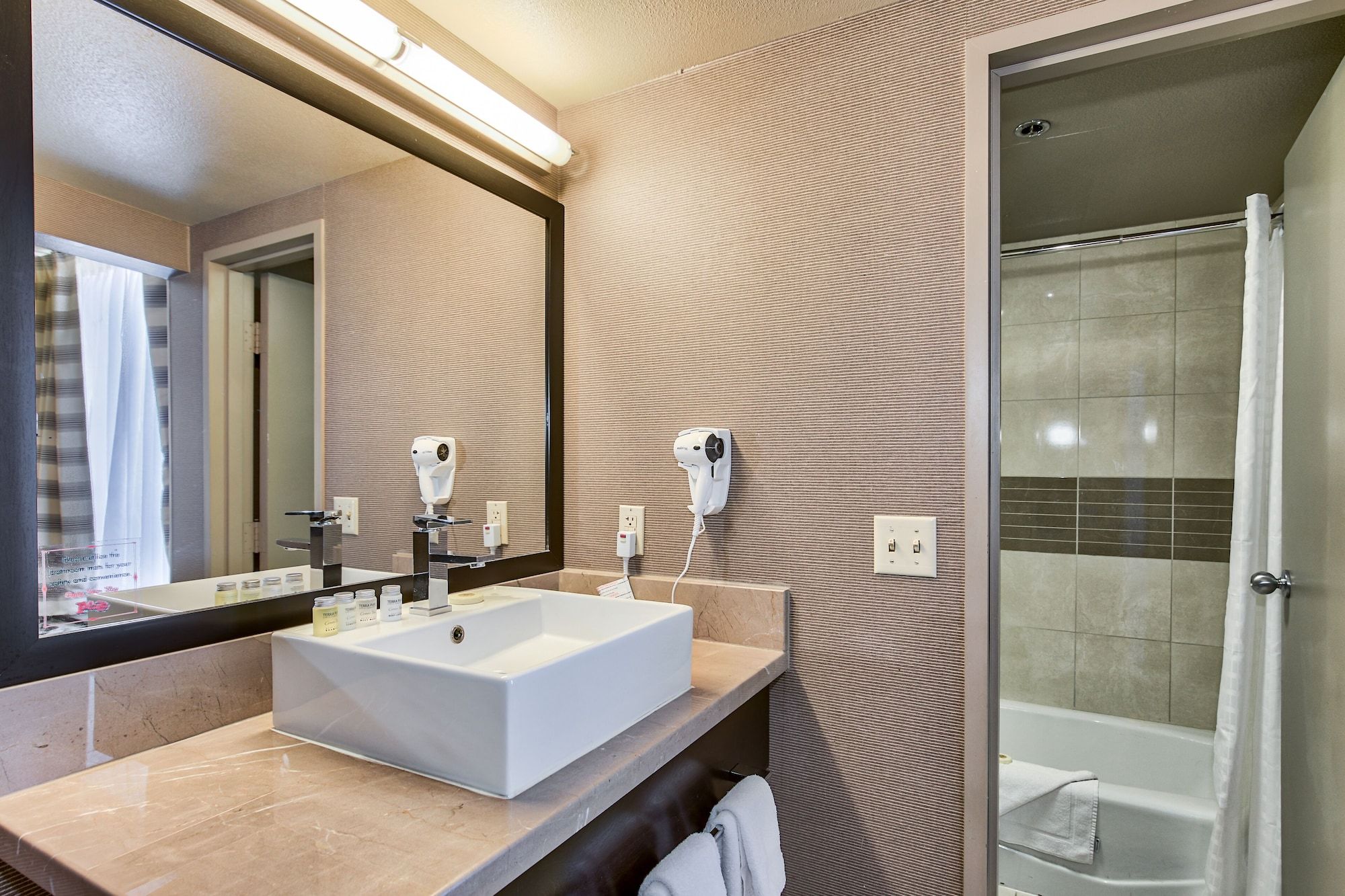 Plaza Hotel & Casino DELUXE, 2 QUEEN BEDS 6