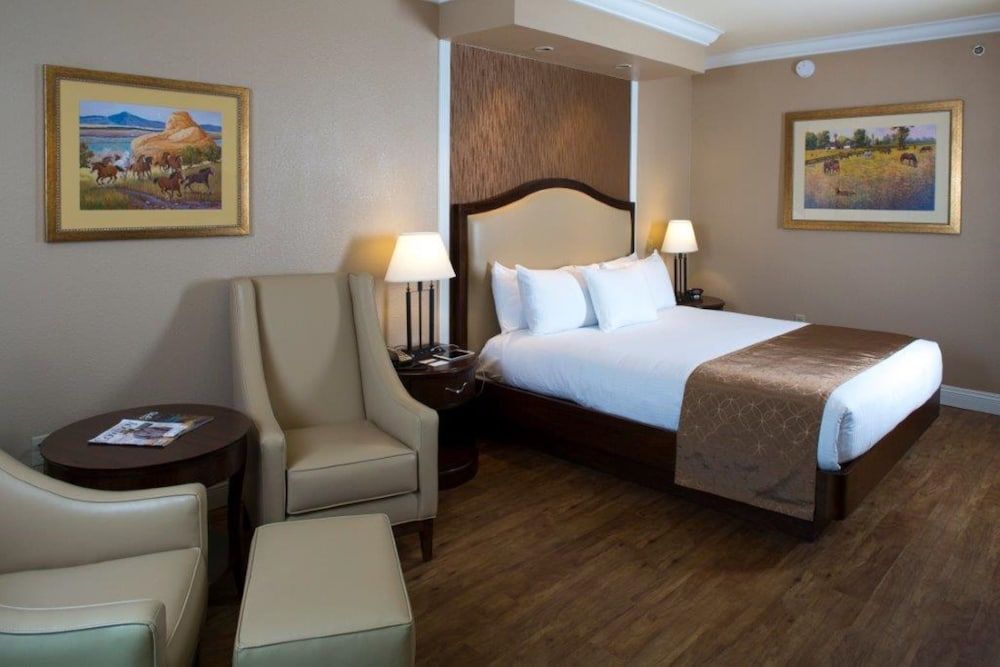 South Point Hotel, Casino, and Spa Premium Room, 1 King Bed, Smoking (Premium View) 2