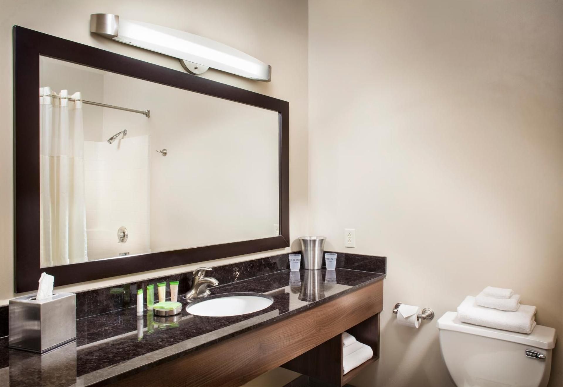 The STRAT Hotel, Casino & Tower Select 2 Queens 3