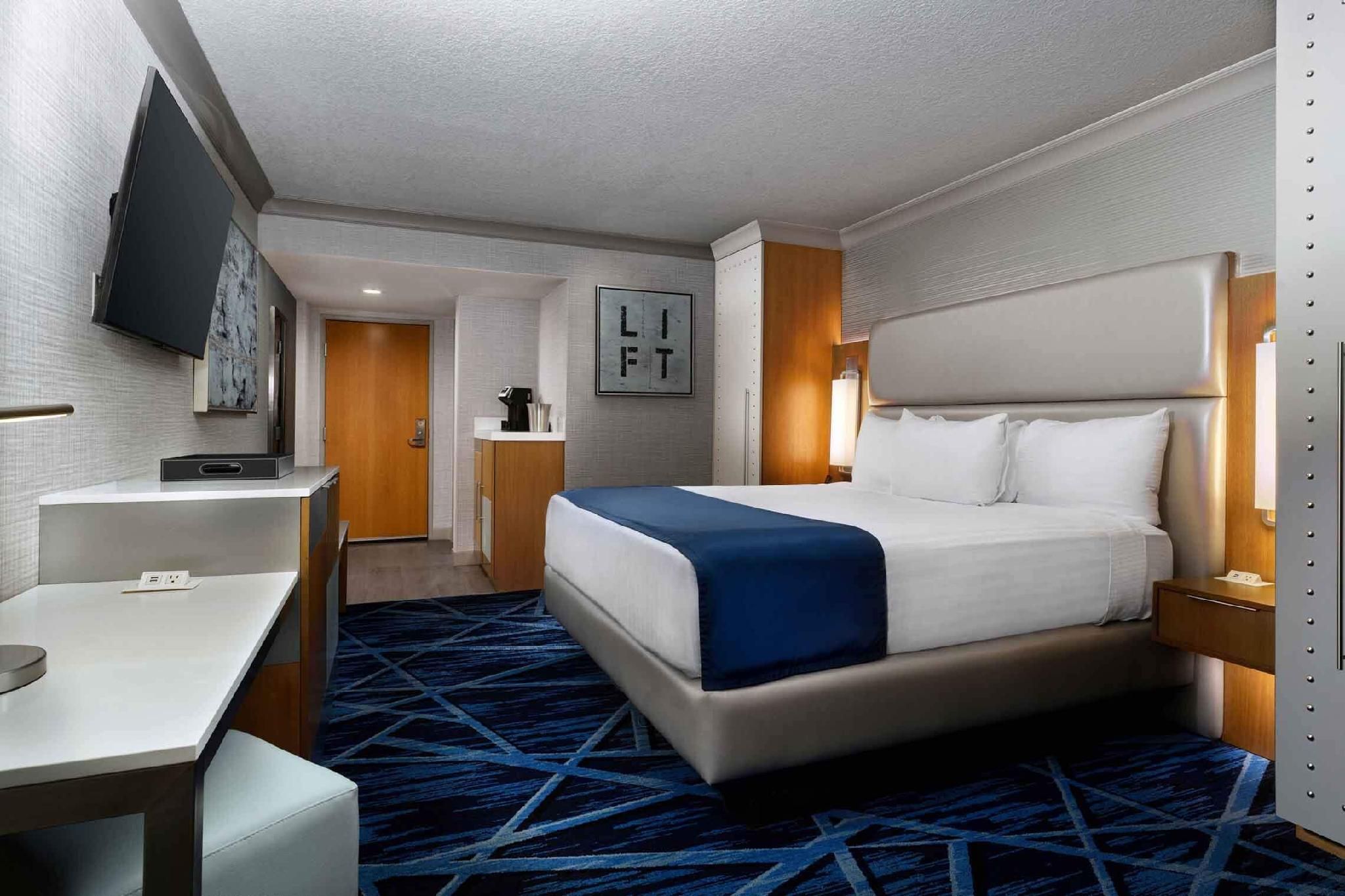 Vegas Tower Room - Newly Renovated