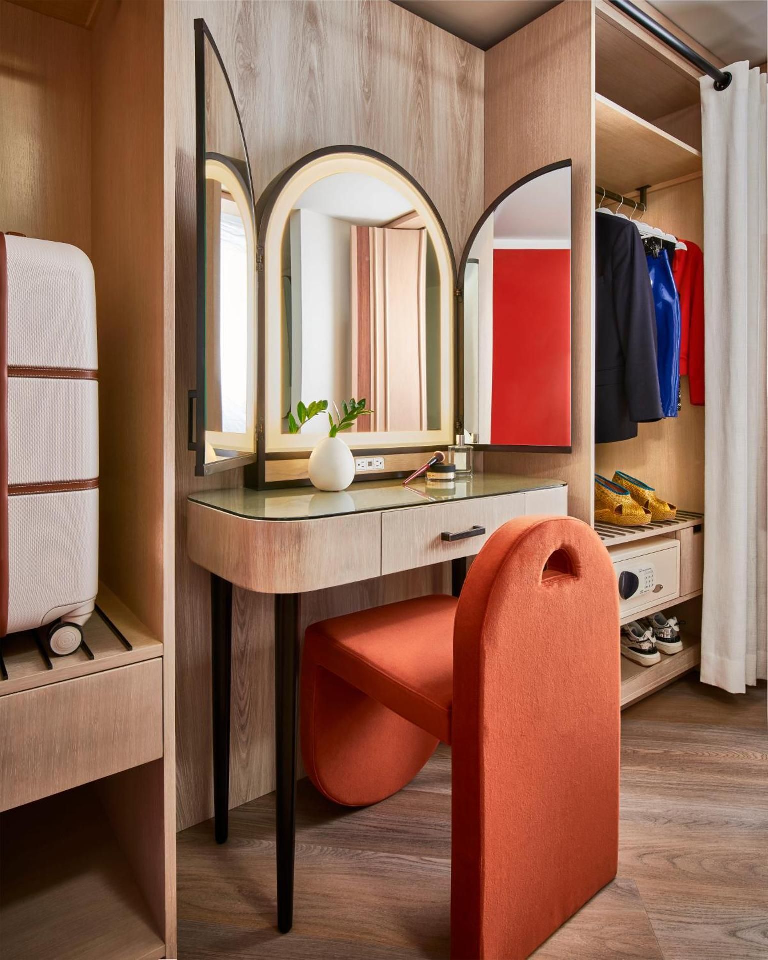 King Chamber Roll-In Shower