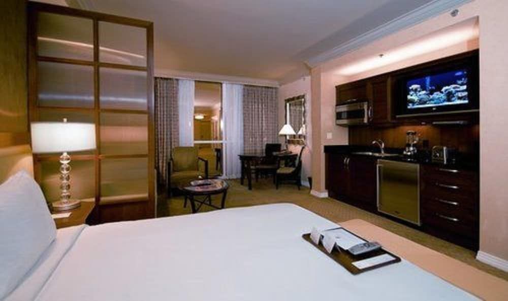 undefined The Signature at MGM Grand (All Suites) 7