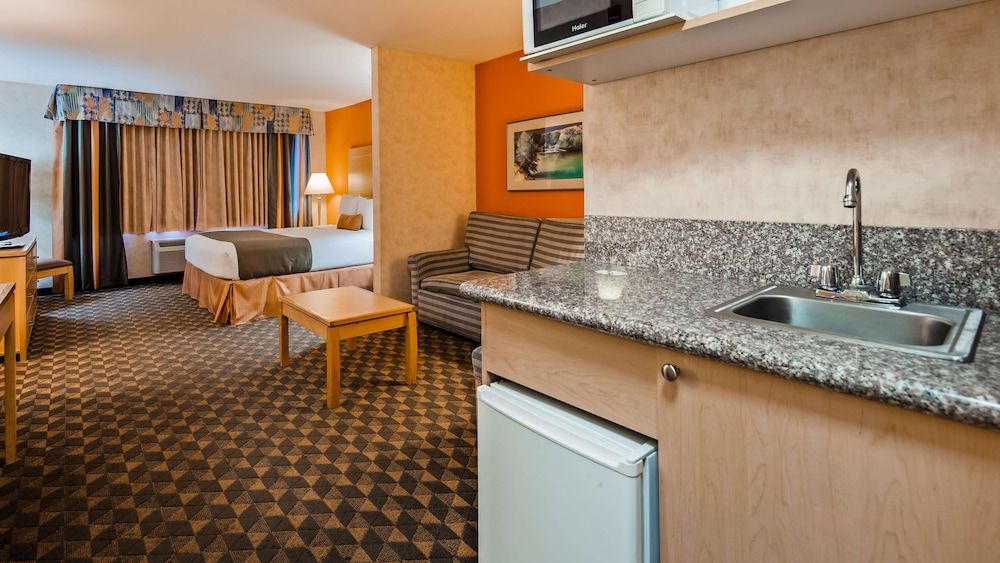 Best Western Plus North Las Vegas Inn & Suites Suite, 1 King Bed, Non Smoking, Refrigerator & Microwave (with Sofabed) 3