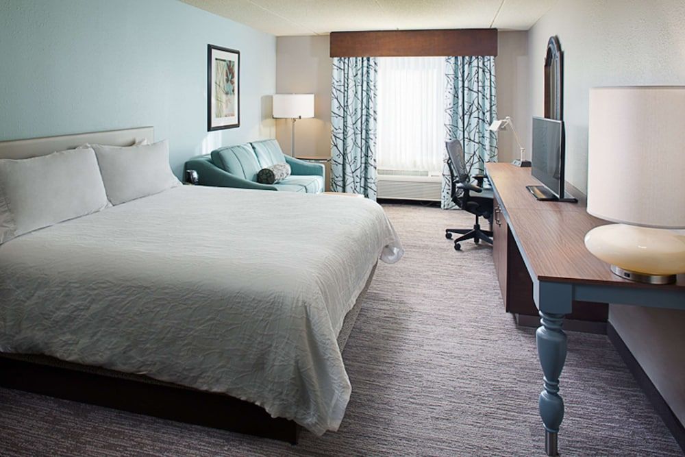 One king bed w/sofabed