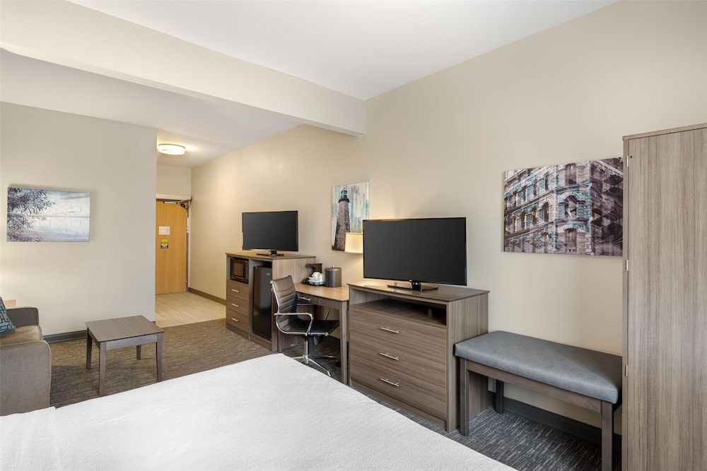 Best Western Brockport Inn & Suites Suite, 1 King Bed with Sofa bed, Accessible, Non Smoking (with Sofabed) 4