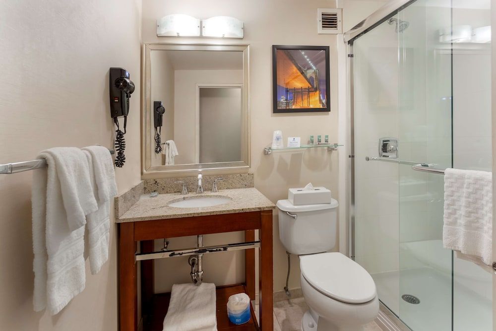 Standard Room, 1 Queen Bed, Non Smoking, Refrigerator & Microwave