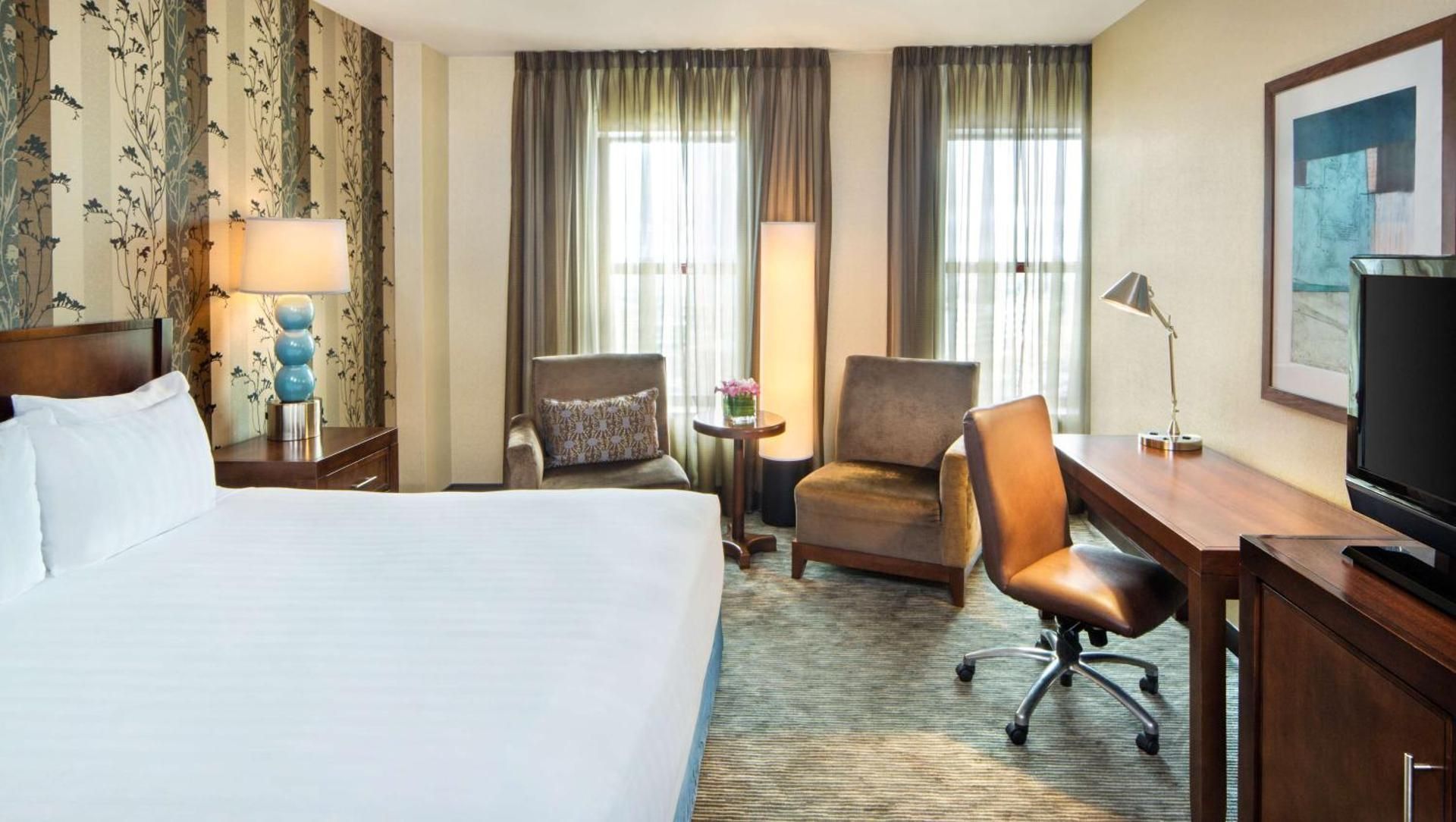 1 King Bed City View