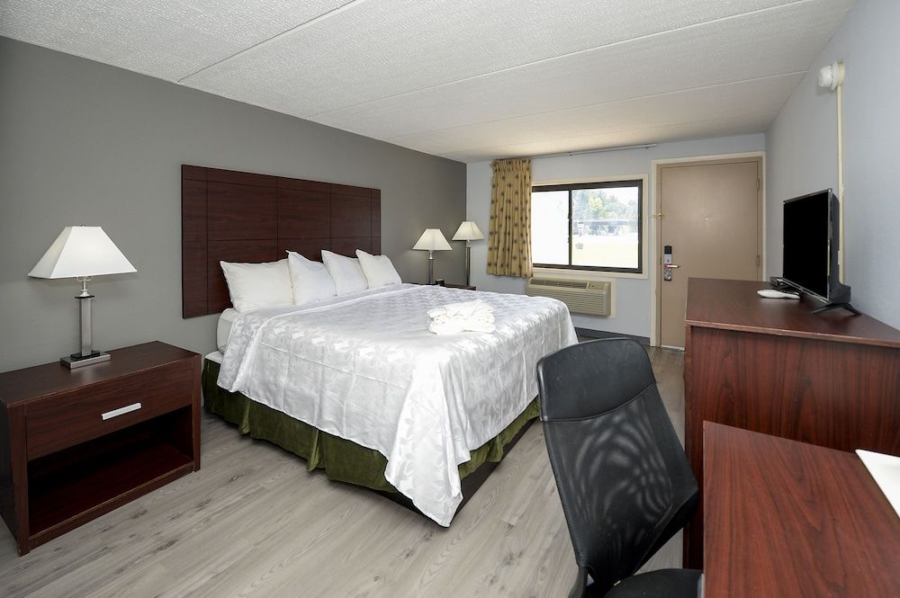 Basic Room, 1 King Bed, Accessible, Non Smoking